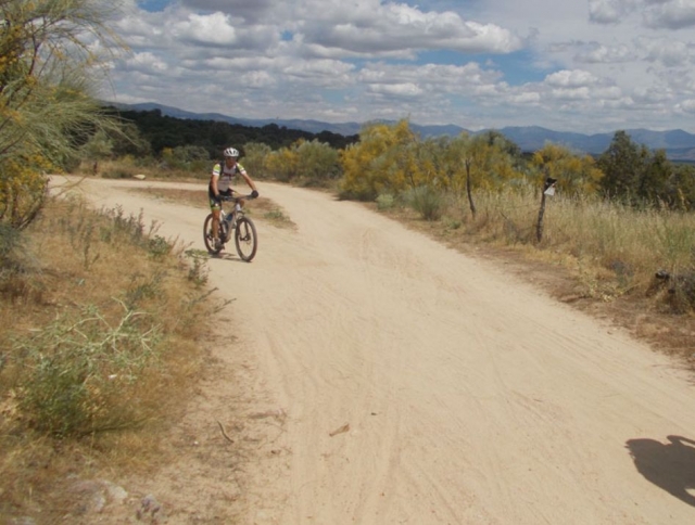 Siguiendo el camino de tierra en bici